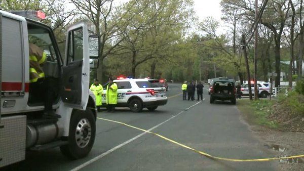 Avión pequeño se estrella en Nueva York y deja tres muertos - ChkPR0tUoAEoROy