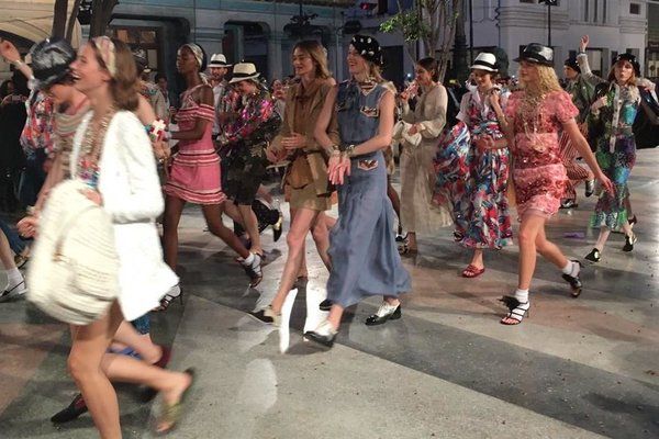 Nieto de Fidel Castro participa en pasarela de Chanel - ChlZLvWWwAQrJP7