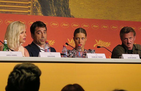 Abuchean a Sean Penn en Cannes - Ci7qpN5UgAA67hz