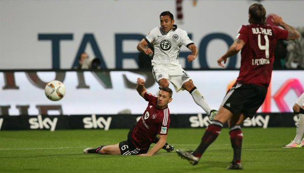 Marco Fabián juega en victoria que da la permanencia al Eintracht Frankfurt - CjKyAL5UkAAQTvA