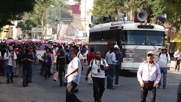 CNTE instala plantón en Bucareli - CjVdnrsUoAEYJxC