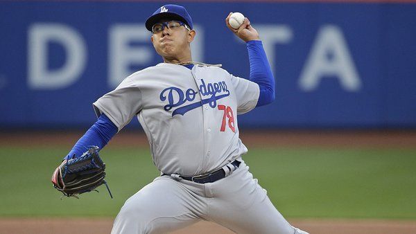 Julio Urías permite tres carreras en su debut en MLB