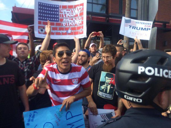 Al menos 10 detenidos tras enfrentamientos por visita de Trump a San Diego - CjgVYyQVAAAl8B-