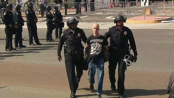 Al menos 10 detenidos tras enfrentamientos por visita de Trump a San Diego