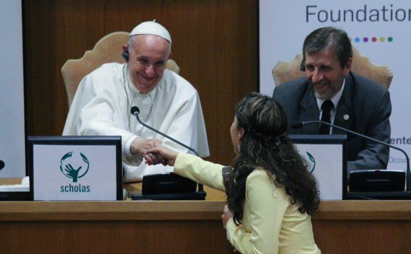 Mexicana víctima de bullying conmueve al Papa Francisco Mexicana víctima de bullying conmueve al Papa Francisco