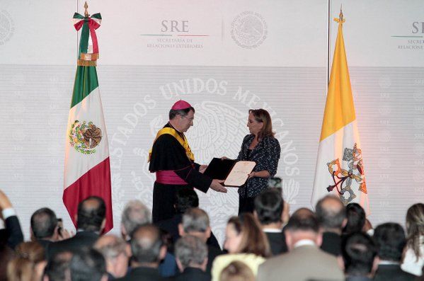 Condecoran con Orden Mexicana del Águila Azteca a Christophe Pierre - CjvZTdRVEAAepBi