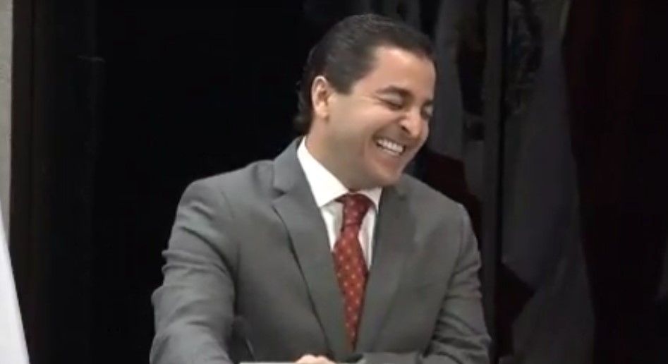 Video: diputado sufre ataque de risa en tribuna