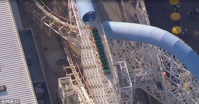 Detienen montaña rusa en Disney por un selfie stick - Disney-2