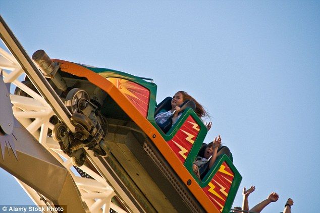 Detienen montaña rusa en Disney por un selfie stick - Disney-3