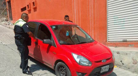 Detienen a maestros bebiendo frente a escuela en horas de trabajo