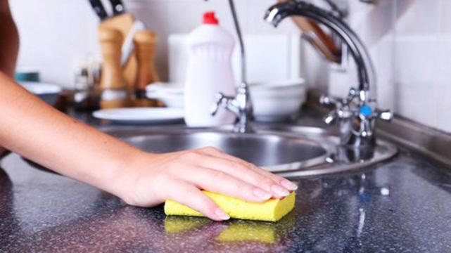 Objetos que casi nunca limpiamos y tienen millones de bacterias - Esponja-de-cocina-La-Gaceta-