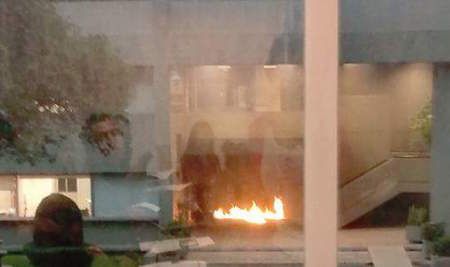 Personas encapuchadas lanzan petardos al interior de FES Acatlán