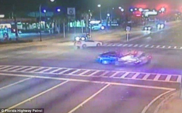 Video: policía choca contra vehículo tras pasarse el alto durante persecución - Florida-Highway-Patrol