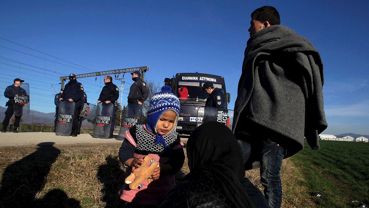 Grecia desaloja a migrantes de Idomeni