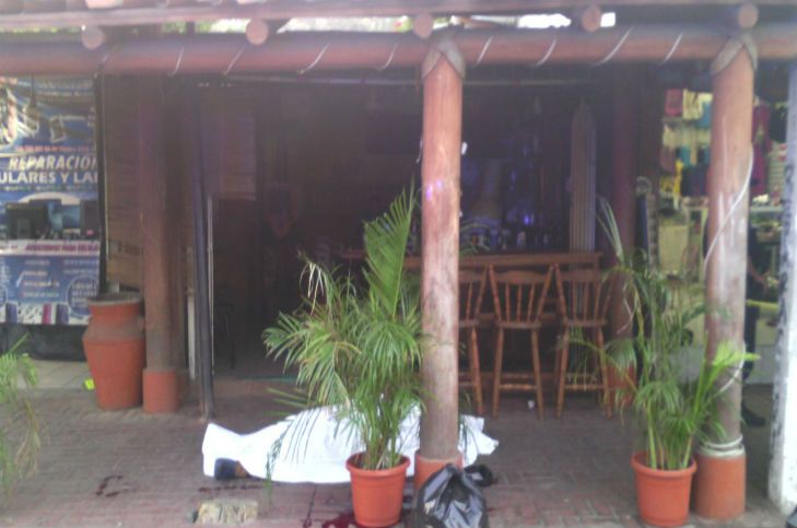 Homicidio afuera de un bar en Centro de Zihuatanejo - IMG-20160527-WA0023
