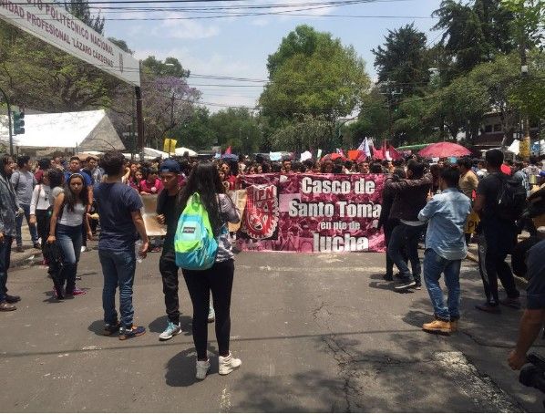 Estudiantes del IPN marchan a Zacatenco