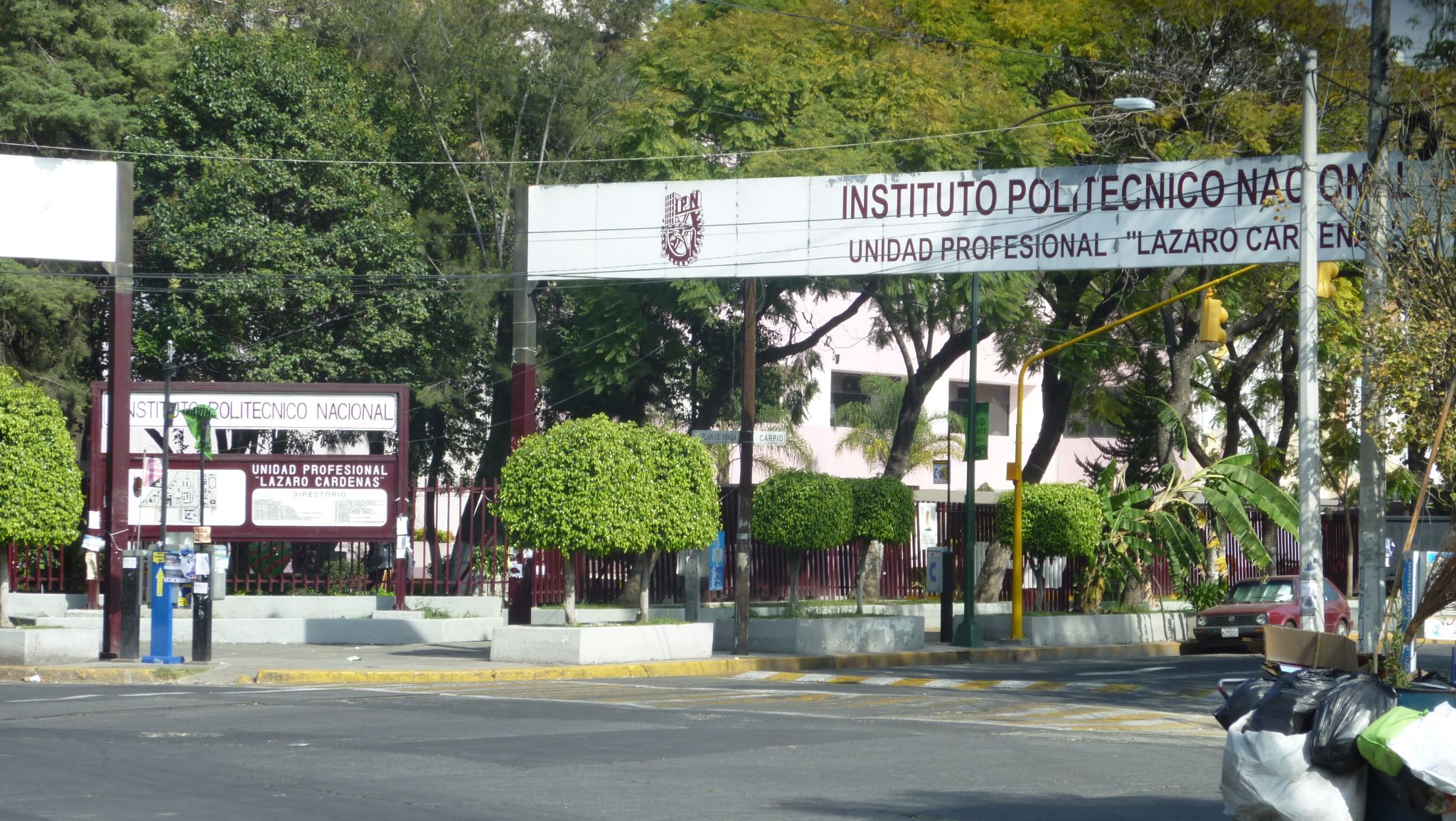 Estudiantes de CECyT 11 acopian víveres para mantener el paro