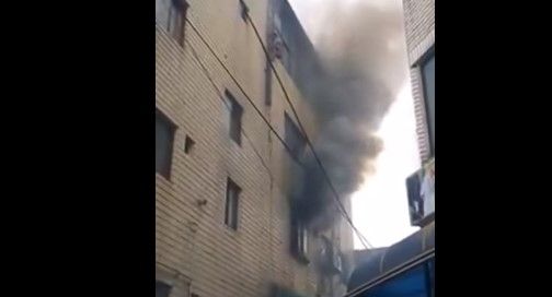 Video: madre y tres hijos se salvan de incendio al saltar de la ventana