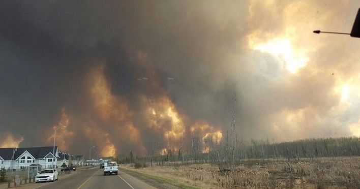 Desalojan 80 mil habitantes por incendio en Canadá
