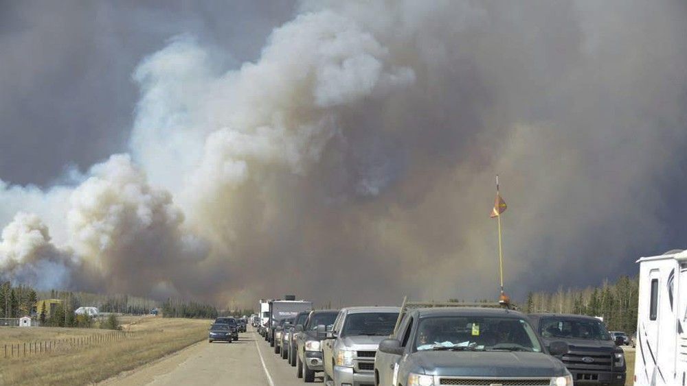 Desalojan 80 mil habitantes por incendio en Canadá - Incendio-Fort-McMurray-AP2