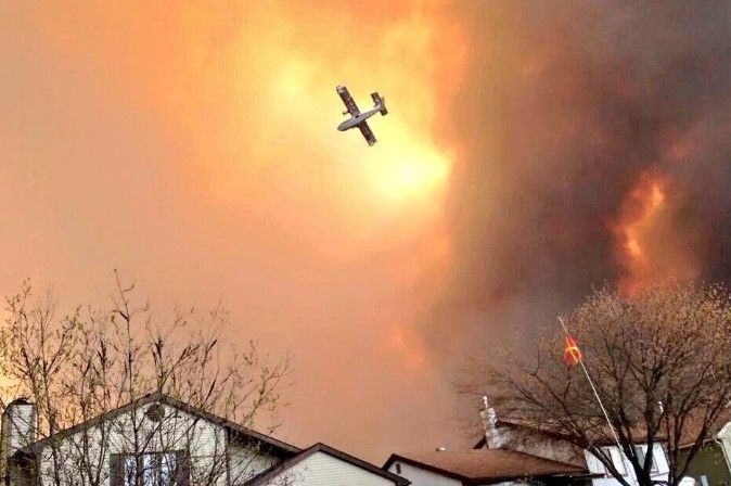 Desalojan 80 mil habitantes por incendio en Canadá - Incendio-Fort-McMurray-Internet