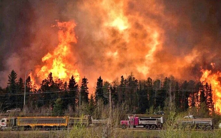 Desalojan 80 mil habitantes por incendio en Canadá - Incendio-Fort-McMurray-Internet2