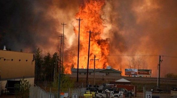 Desalojan 80 mil habitantes por incendio en Canadá - Incendio-Fort-McMurray-Internet3