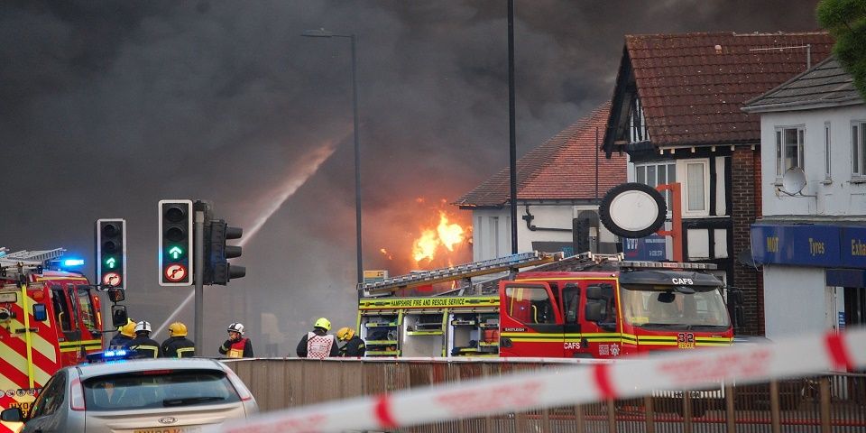 Video: se incendia fábrica de pirotecnia en Reino Unido