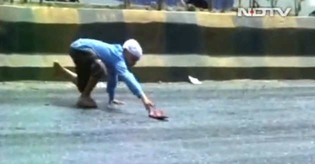 Video: calor derrite asfalto en ciudad de India