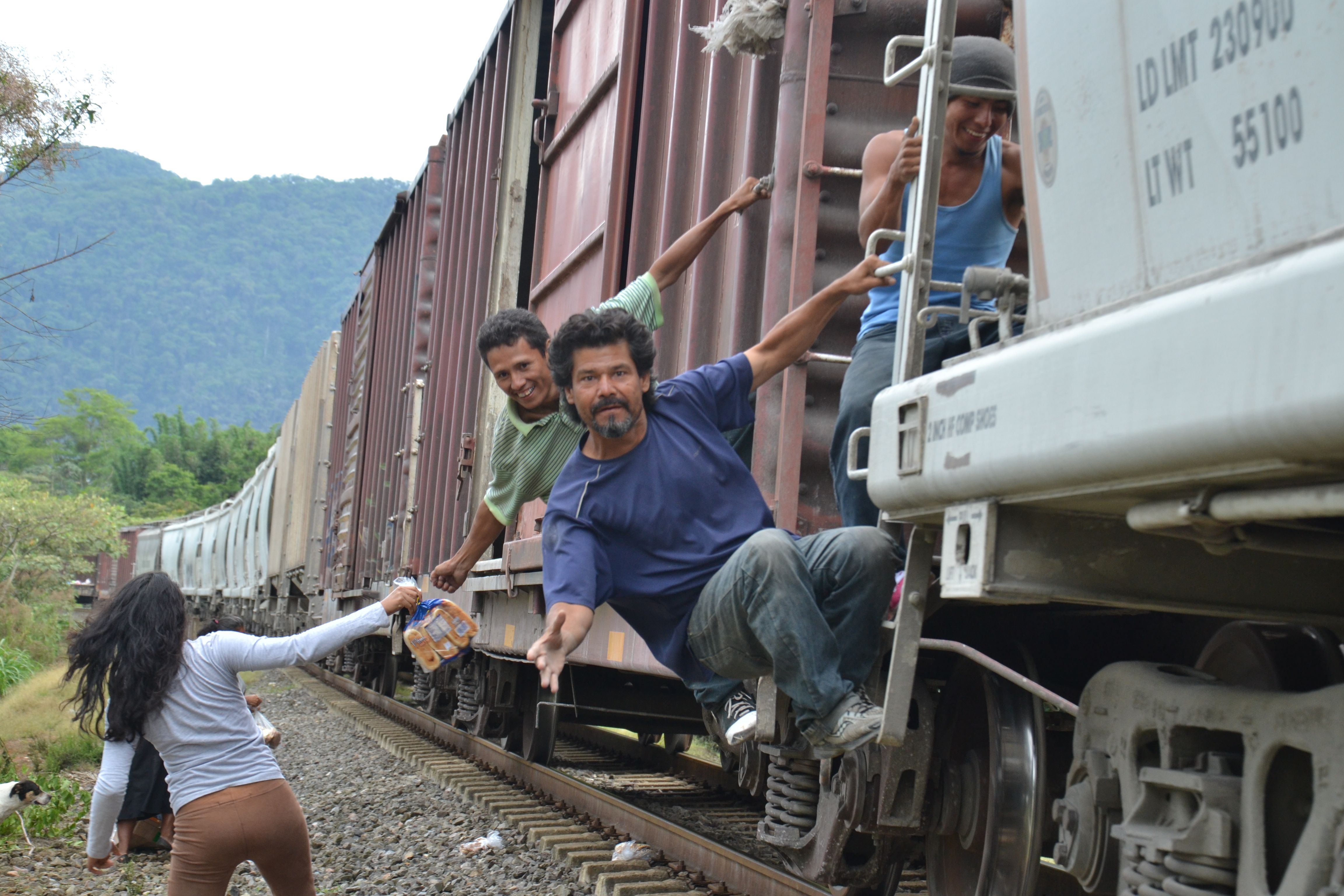 Operan a reportera que fue golpeada por “La Bestia”