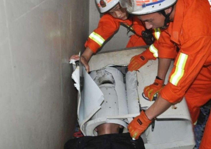 Rescatan a hombre atorado en una lavadora - Lavadora-china-SCMP