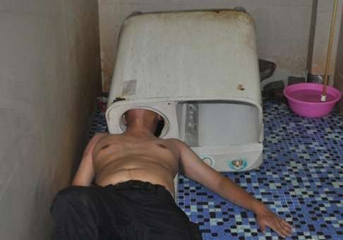 Rescatan a hombre atorado en una lavadora