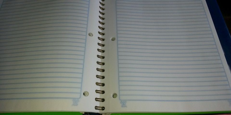 Mujer maltratada pide auxilio en tarea de su hijo