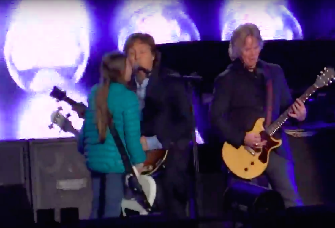Video: niña toca el bajo con Paul McCartney en concierto