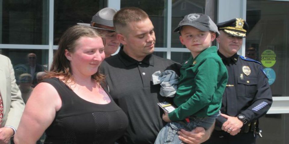 Niño de 6 años llama al 911 y salva la vida de su madre