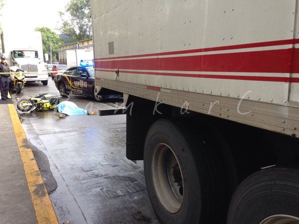 Motociclista muere al derrapar bajo un camión en San Pedro de Los Pinos