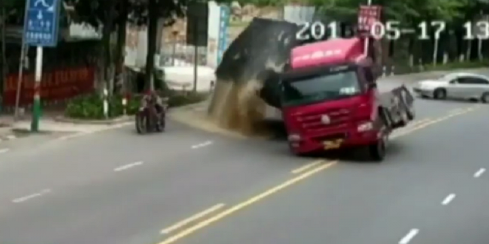 Video: motociclista logra escapar a la muerte
