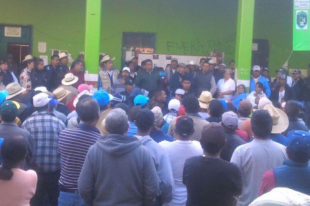 Comuneros bloquean accesos y desarman a policías en Michoacán