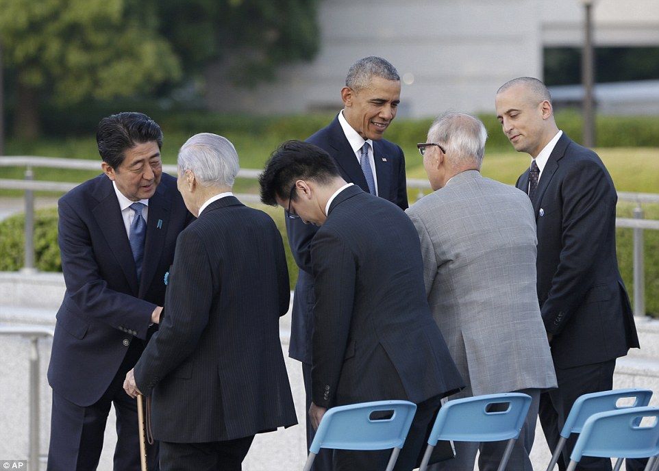 Obama rinde homenaje a supervivientes de Hiroshima - Obama-Hiroshima-AP2