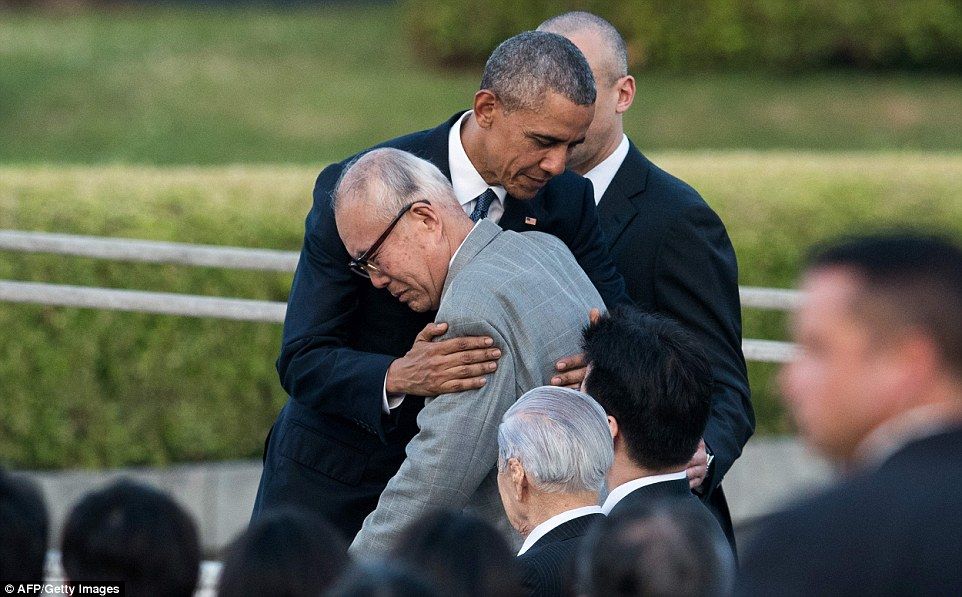 Obama rinde homenaje a supervivientes de Hiroshima - Obama-Hiroshima-abraza-sobreviviente-AP