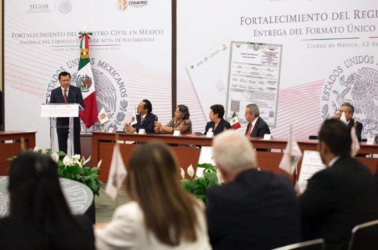 Tiendas Oxxo podrían emitir actas de nacimiento y matrimonio - Osorio-Chong-actas-de-nacimiento