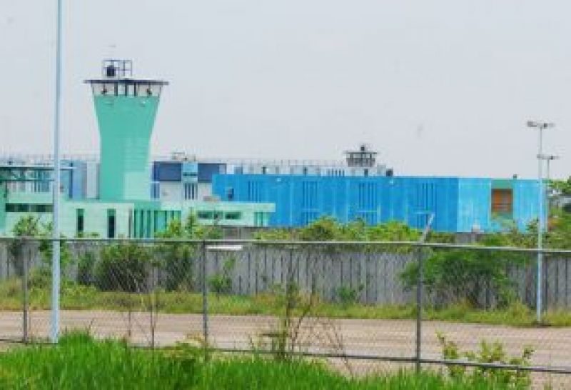 Más de cien reos se amotinan en penal de Tabasco