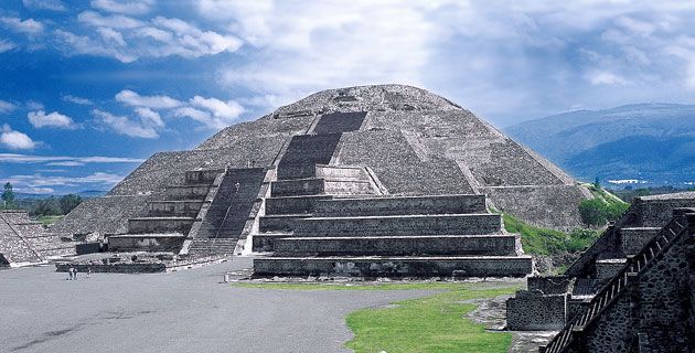 Encuentran estelas en Plaza de la Luna de Teotihuacán