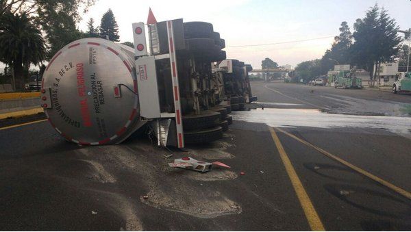 Sufre volcadura pipa de combustible en la México-Puebla