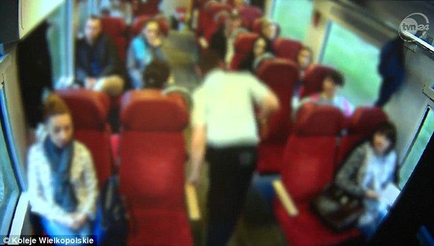 Video: conductor deja control de tren para avisar a pasajeros