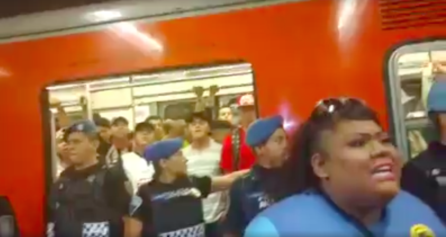 Video: porra del América provoca caos en metro Hidalgo
