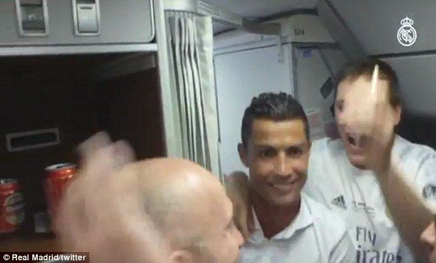 Video: los festejos del Real Madrid a 10 mil metros de altura