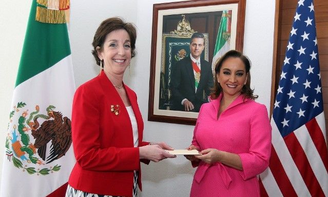 Roberta Jacobson entrega cartas credenciales