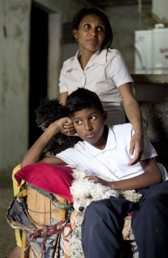 Queman vivo a un venezolano acusado de robo - Roberto-Bernal-familia-AP