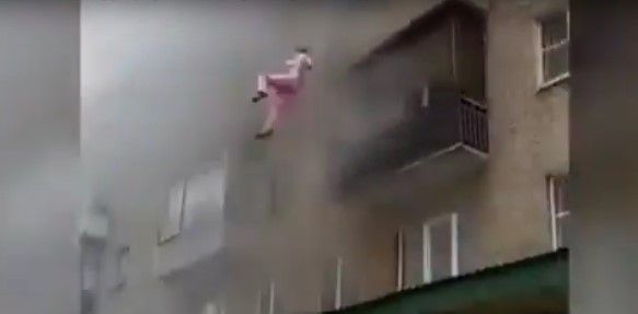 Video: familia se salva de incendio en un edificio